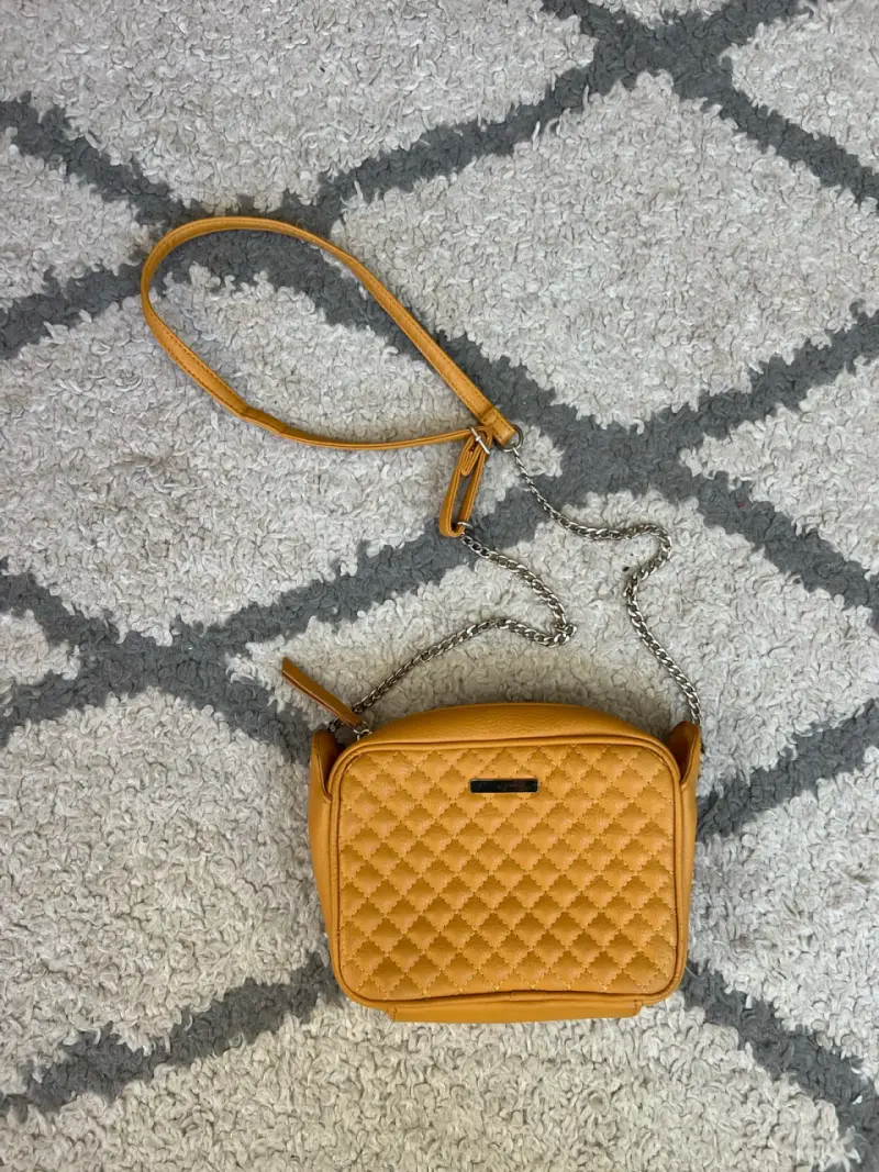 Cartera amarilla con diseño acolchado