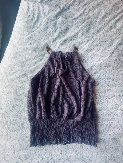 Top de encaje morado con tirantes de cadena - miniatura 1