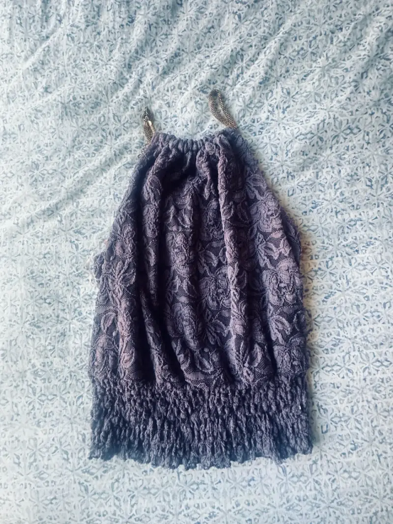 Top de encaje morado con tirantes de cadena - 2