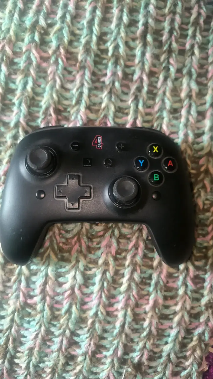 Control inalámbrico negro para videojuegos - 1