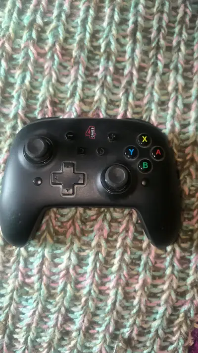 Control inalámbrico negro para videojuegos - miniatura 1