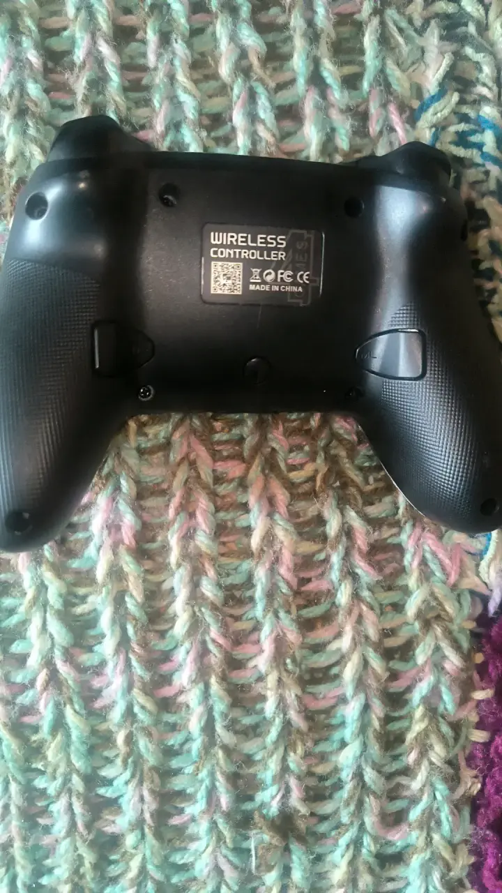 Control inalámbrico negro para videojuegos - 2