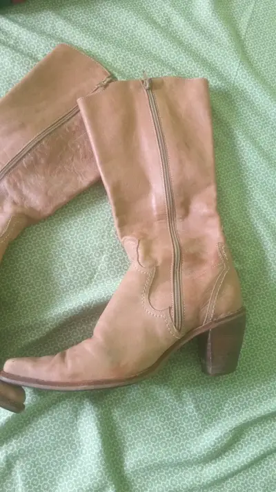 Botas de cuero beige con tacón - miniatura 1