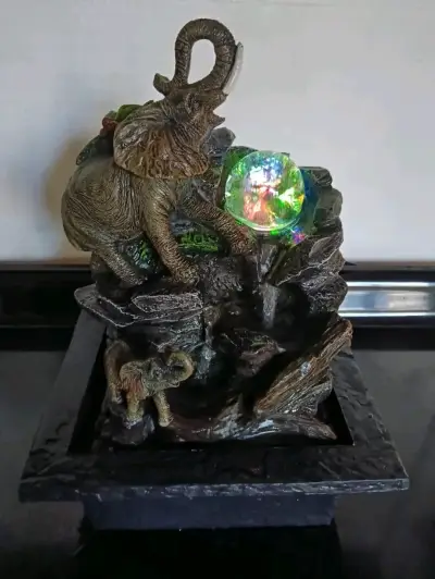 Fuente decorativa con elefante y luz LED - miniatura 1