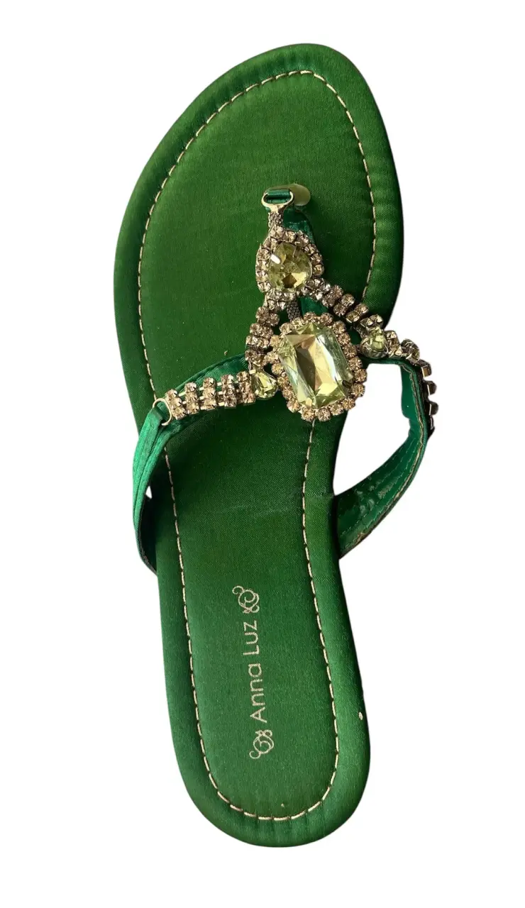 Sandalia verde con pedrería marca Anna Luz