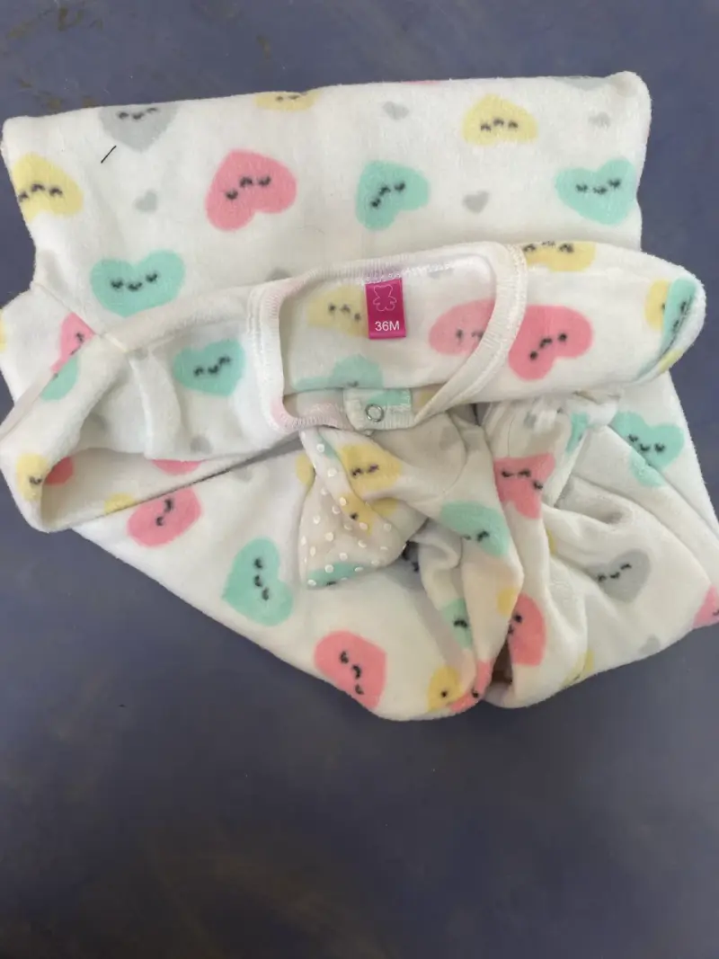 Pijama de polar para bebé 36M con estampado de corazones - 1