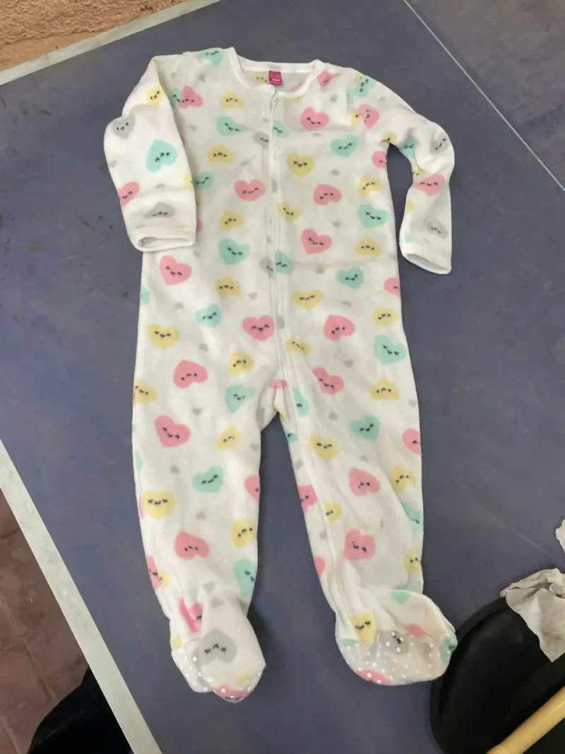 Pijama de polar para bebé 36M con estampado de corazones - 3
