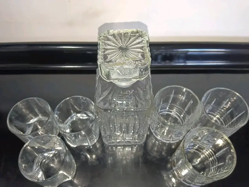 Juego de jarra y vasos de vidrio tallado - 1