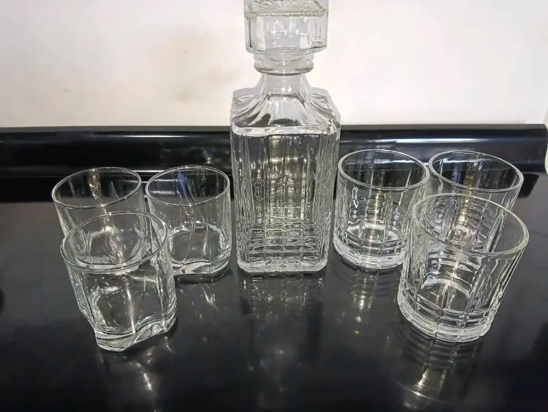 Juego de jarra y vasos de vidrio tallado - 2