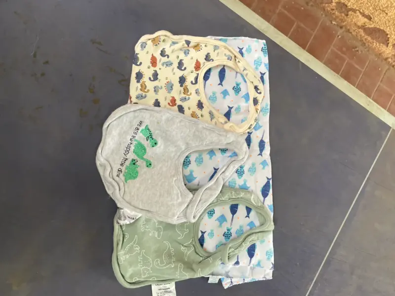 Set de baberos para bebé con diseños de dinosaurios