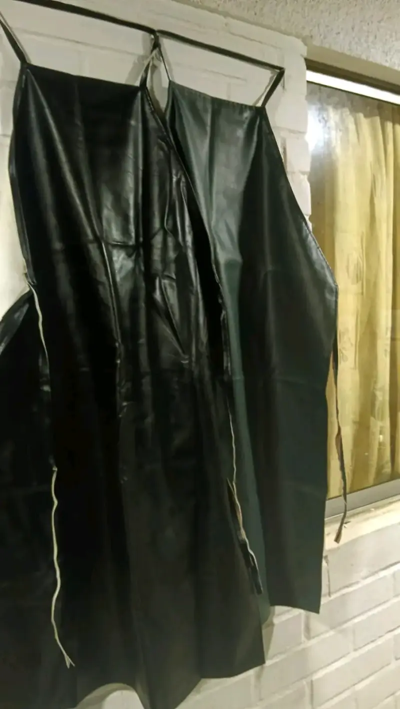 Delantal de cuero negro para cocina