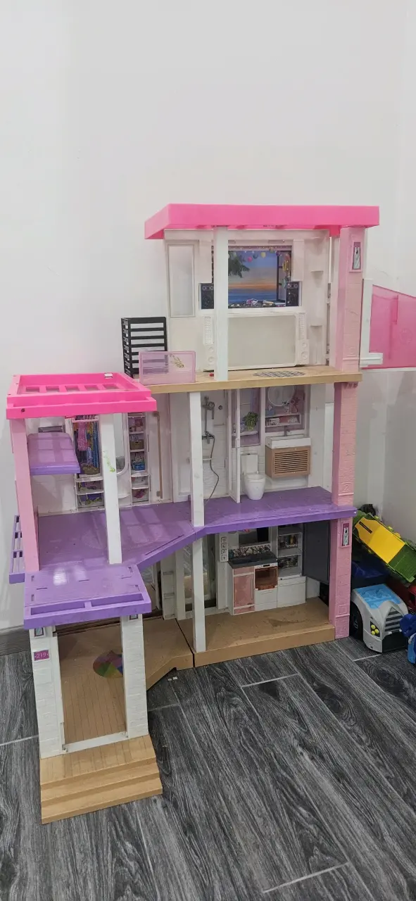 Casa de muñecas de tres pisos con muebles