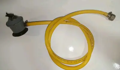 Regulador de gas con manguera amarilla - miniatura 1
