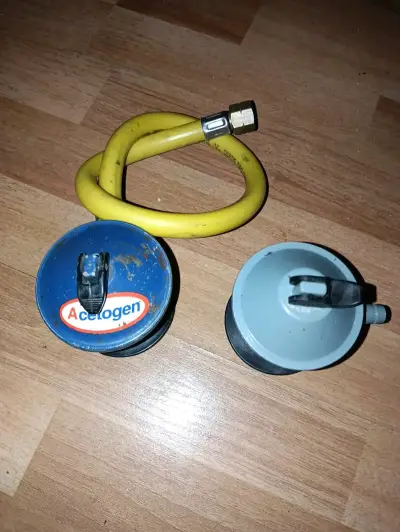 Regulador de gas con manguera amarilla - miniatura 2