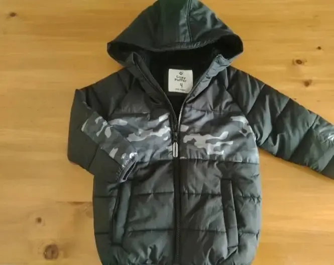 Chaqueta infantil con capucha y diseño camuflaje - 1