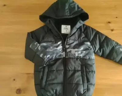 Chaqueta infantil con capucha y diseño camuflaje - miniatura 1