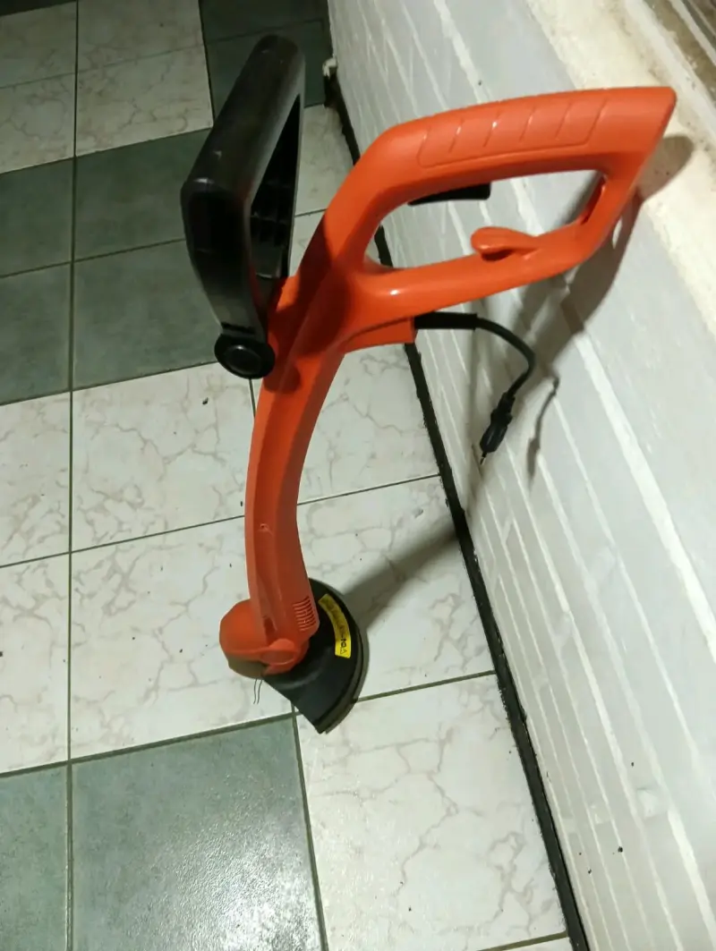 Cortadora de césped eléctrica naranja