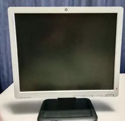 Monitor HP LCD 17 pulgadas con cables - miniatura 2