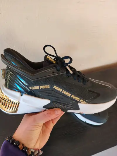 Zapatillas deportivas Puma negras con detalles dorados - miniatura 1