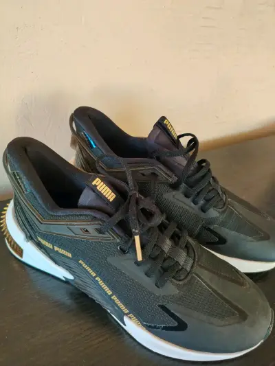 Zapatillas deportivas Puma negras con detalles dorados - miniatura 2