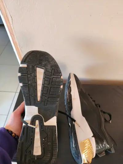 Zapatillas deportivas Puma negras con detalles dorados - miniatura 3