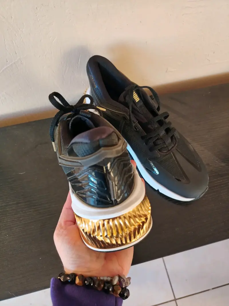 Zapatillas deportivas Puma negras con detalles dorados - 4