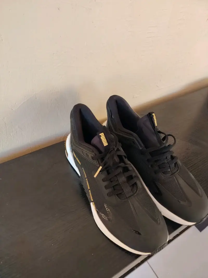 Zapatillas deportivas Puma negras con detalles dorados - 5