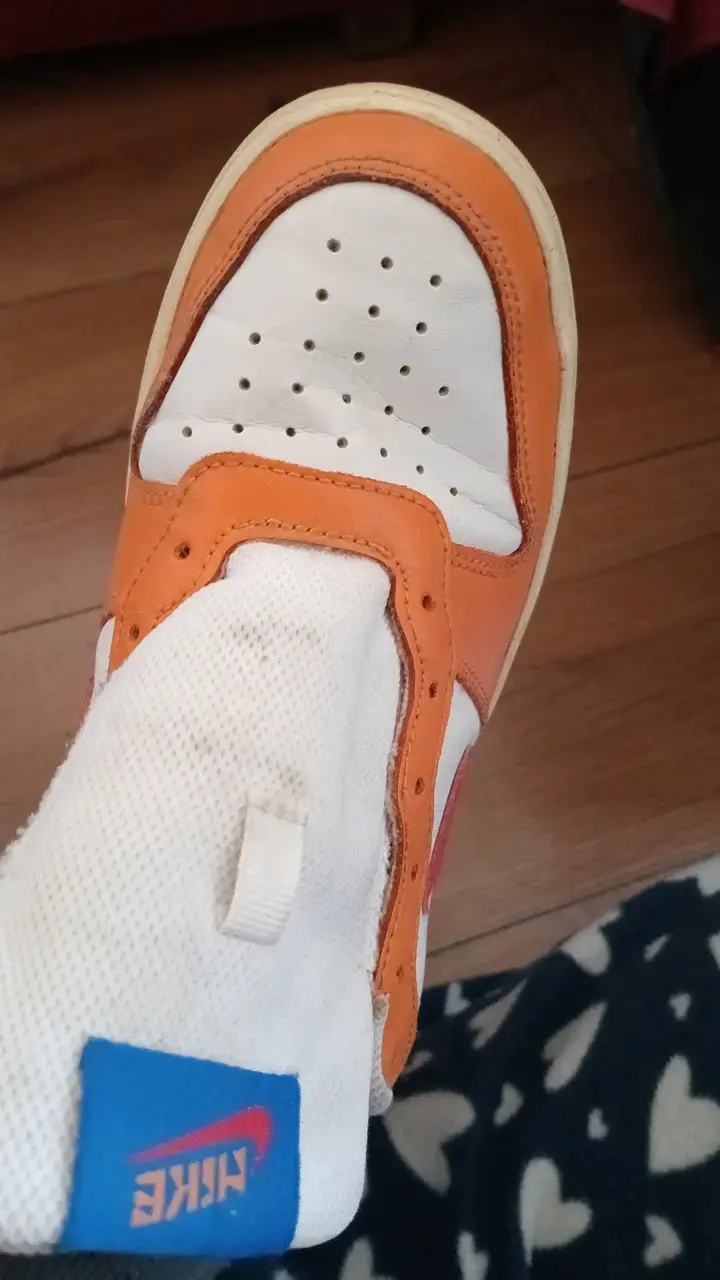 Zapatillas deportivas blancas y naranjas - 2