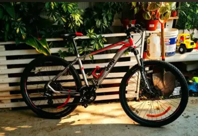Bicicleta Jeep montaña gris y roja - miniatura 1