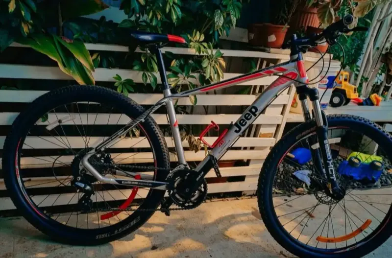 Bicicleta Jeep montaña gris y roja - 2