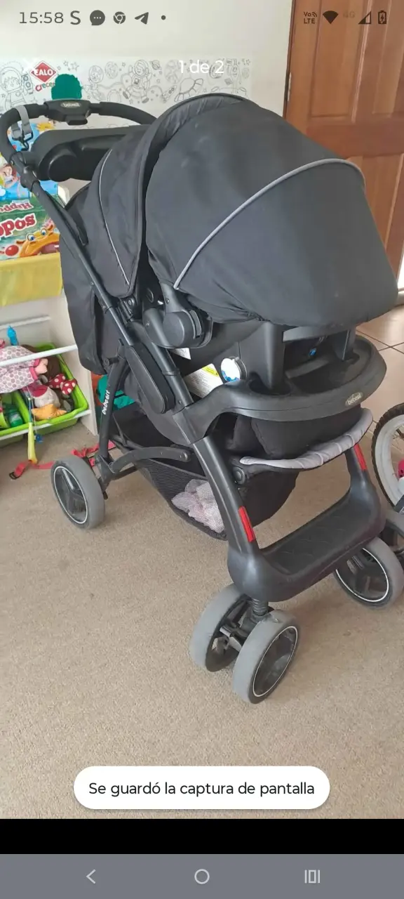 Coche de bebé negro con capota ajustable - 1