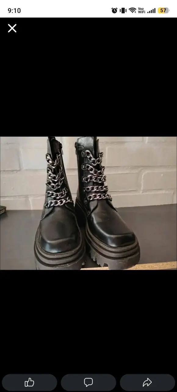 Botas negras con cadenas estilo punk - 1