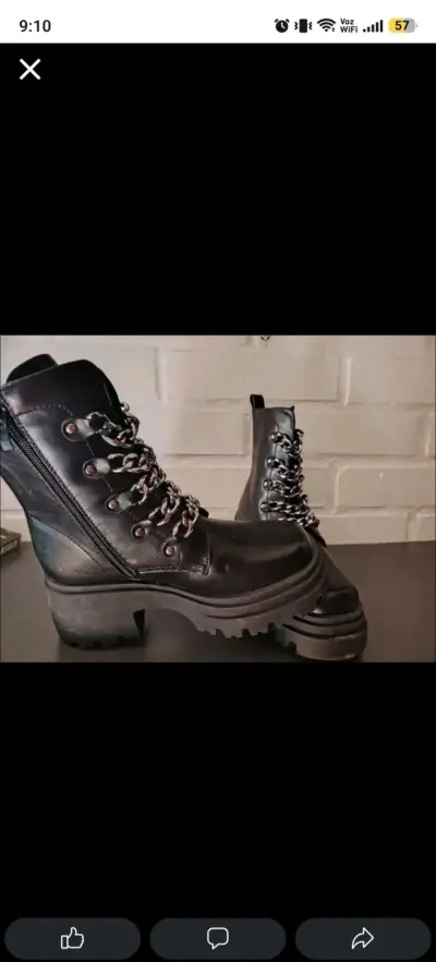Botas negras con cadenas estilo punk - miniatura 3