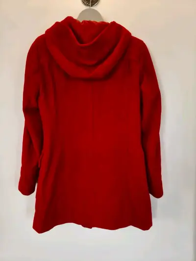 Abrigo rojo con capucha y cierres de madera - miniatura 3