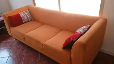 Sofá grande color naranja con cojines - miniatura 1