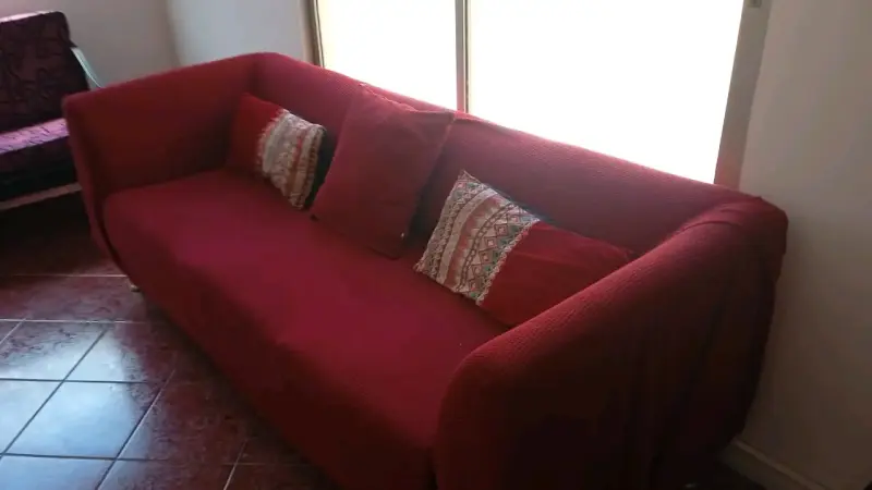 Sofá grande color naranja con cojines - 2