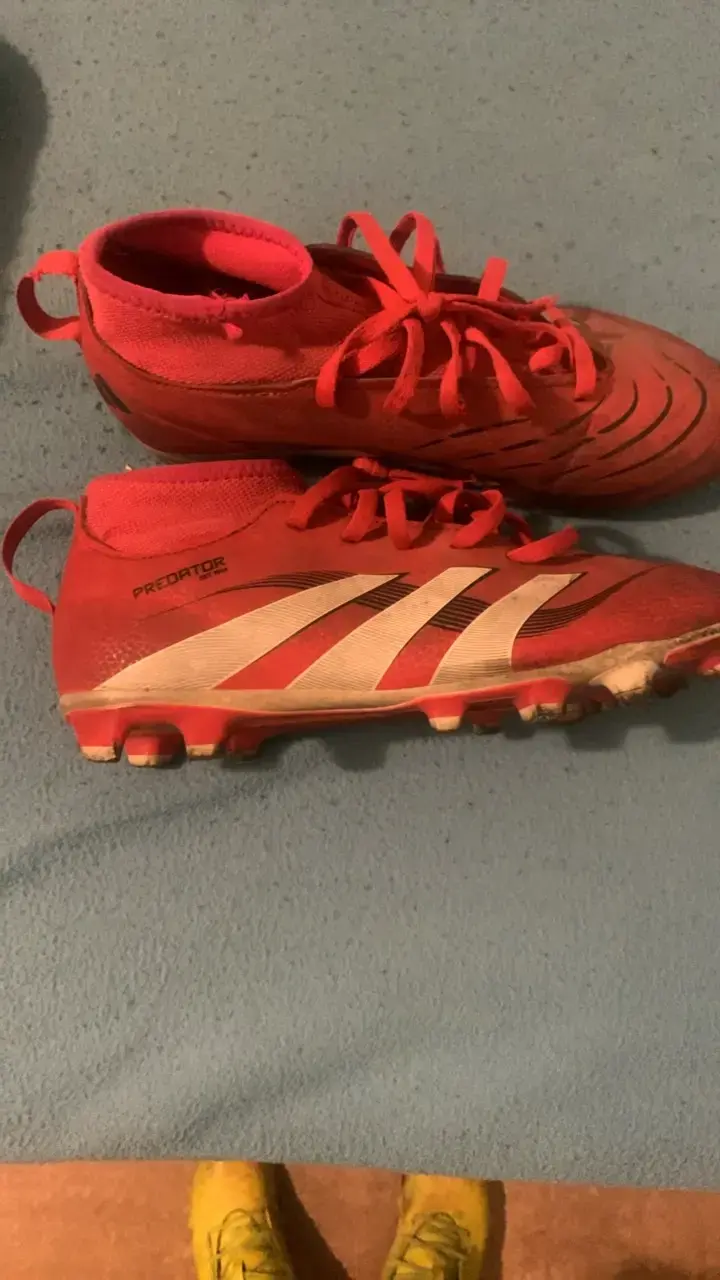Botines de fútbol Adidas Predator rojos