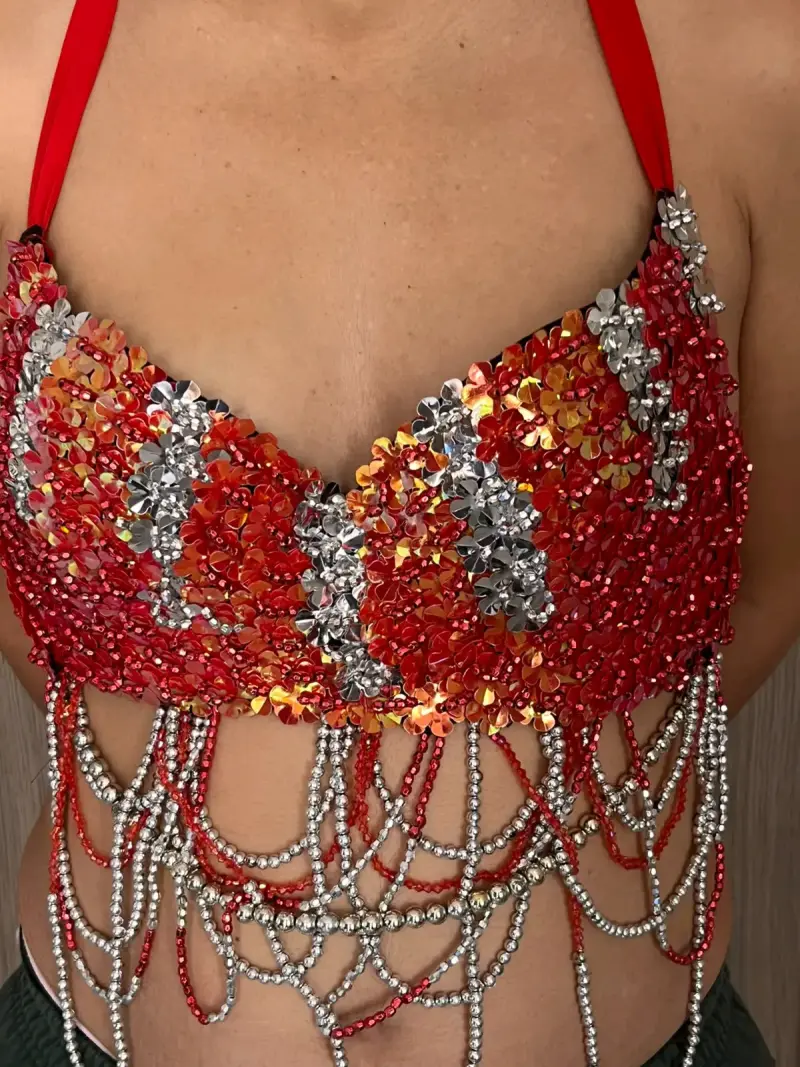 Top de fiesta con lentejuelas y cadenas
