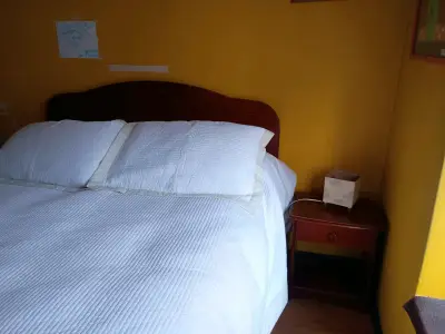 Cama matrimonial con cabecera de madera - miniatura 1
