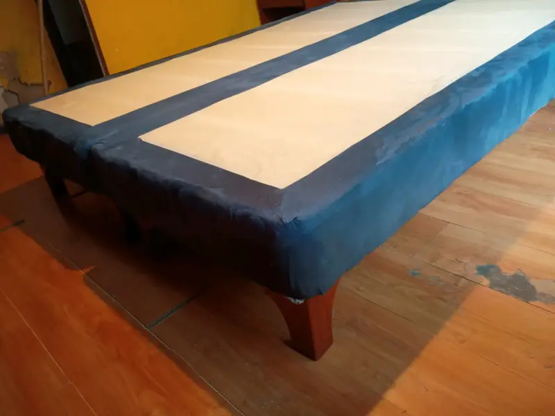 Cama matrimonial con cabecera de madera - 3