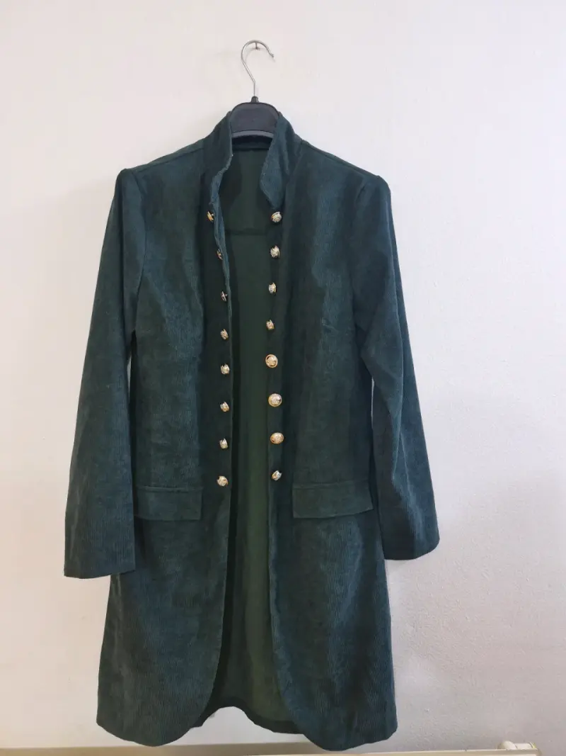 Abrigo verde con botones dorados estilo militar