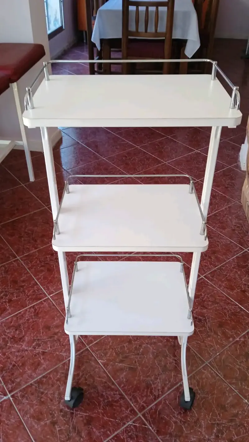 Carro auxiliar de metal blanco con ruedas