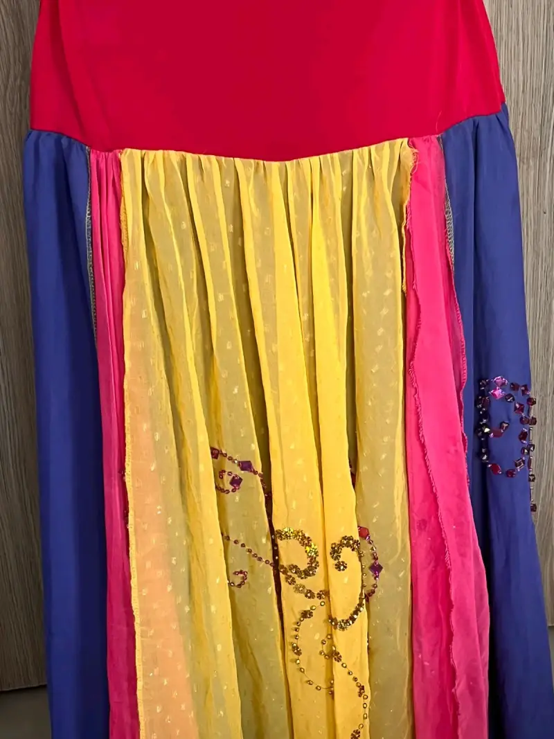 Vestido largo multicolor con detalles brillantes