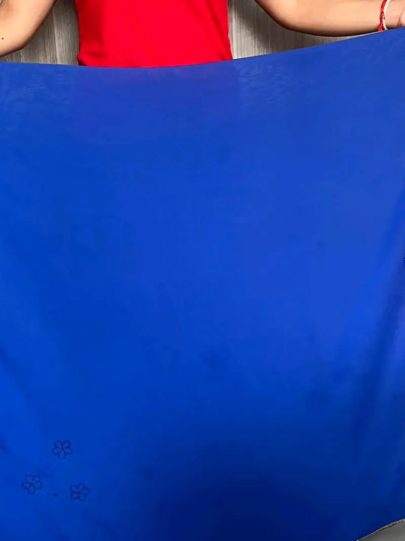 Pañuelo azul grande con diseño floral