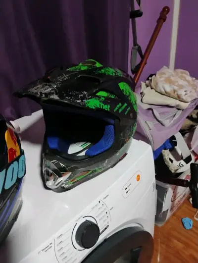 Casco de motocross verde y negro - miniatura 1