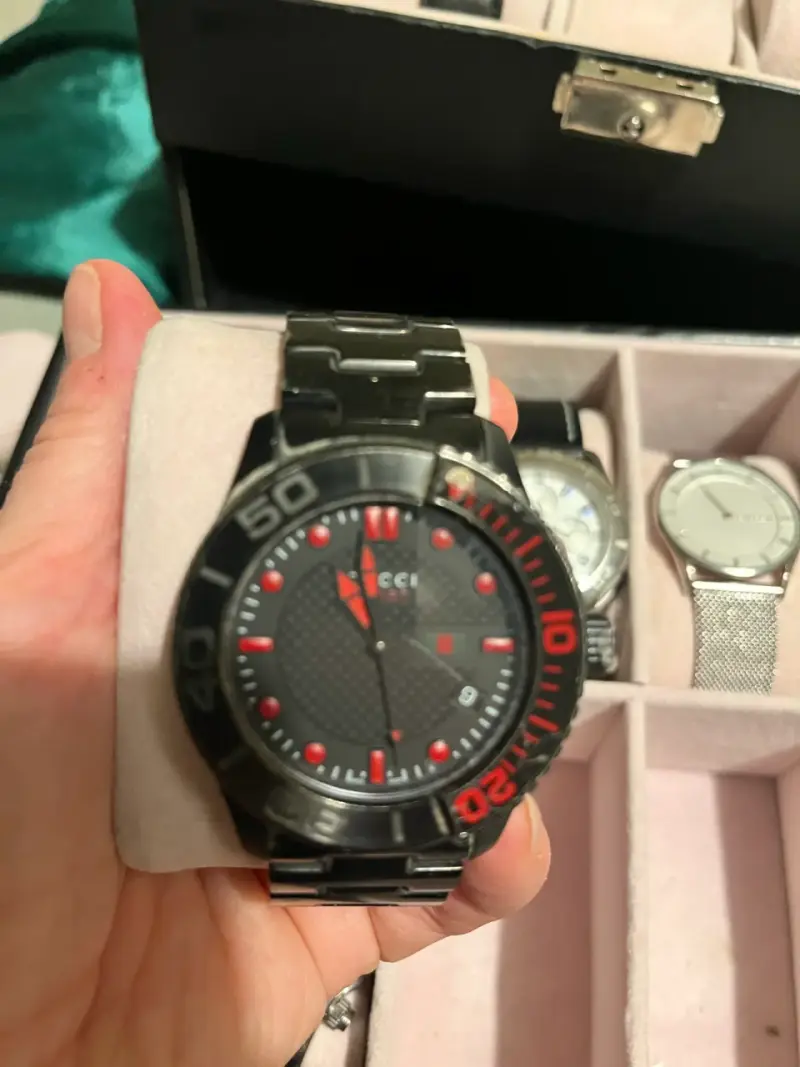 Reloj de pulsera negro con detalles rojos - 1