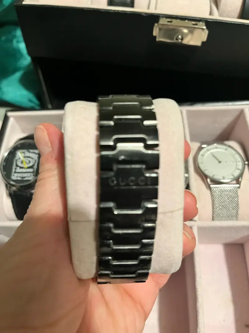 Reloj de pulsera negro con detalles rojos - 2