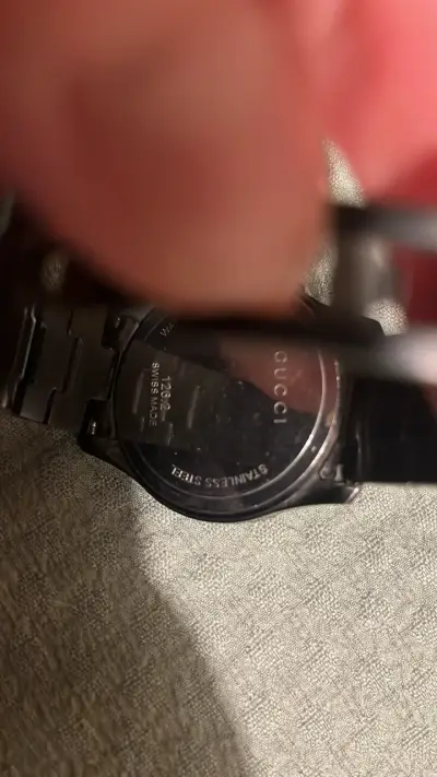 Reloj de pulsera negro con detalles rojos - miniatura 3