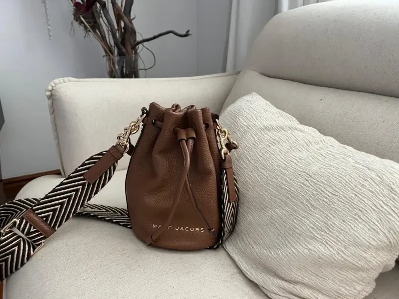 Bolso de cuero marrón con correa ajustable - 2