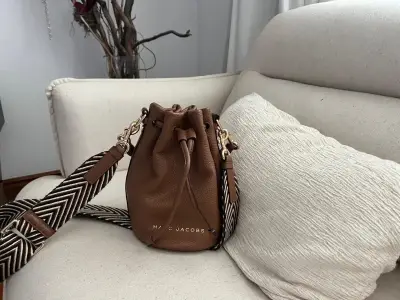 Bolso de cuero marrón con correa ajustable - miniatura 2